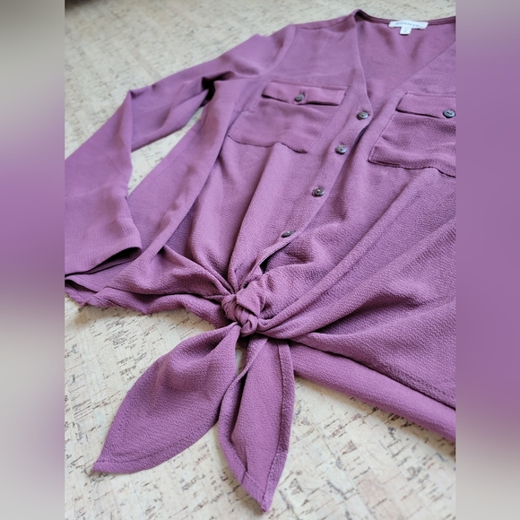 Like new long sleeved blouse - Picture 4 of 4